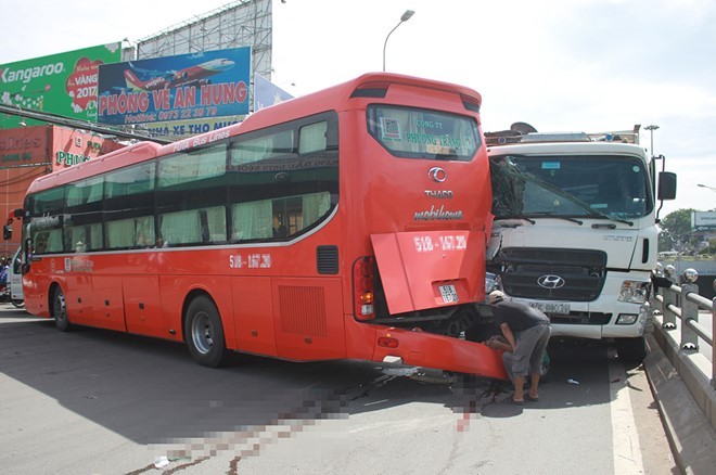 Phu lai xe khach Phuong Trang bi tong chet khi ra hieu lui xe